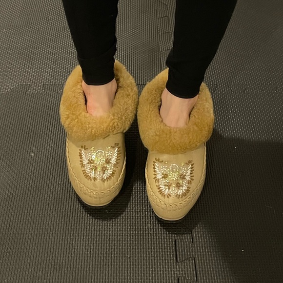 Hand beaded moccasins - Picture 2 of 10